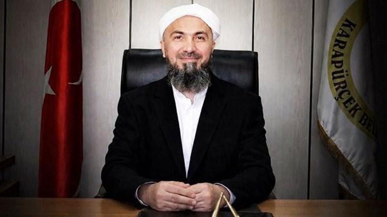 Sarığı ve cübbesiyle dikkat çeken belediye başkanı: 'Merak edip ziyarete geliyorlar'