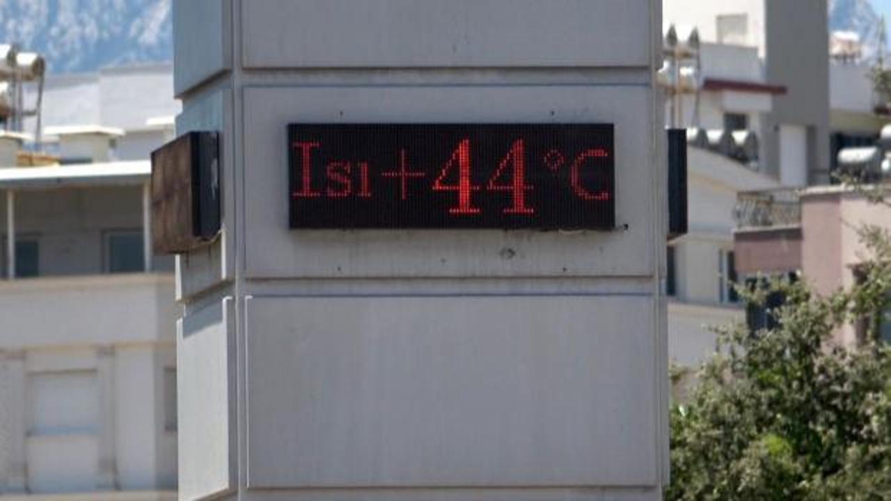 Antalya'da termometreler 44 dereceyi gördü: Sahiller akın etti, falezlerden denize atladılar