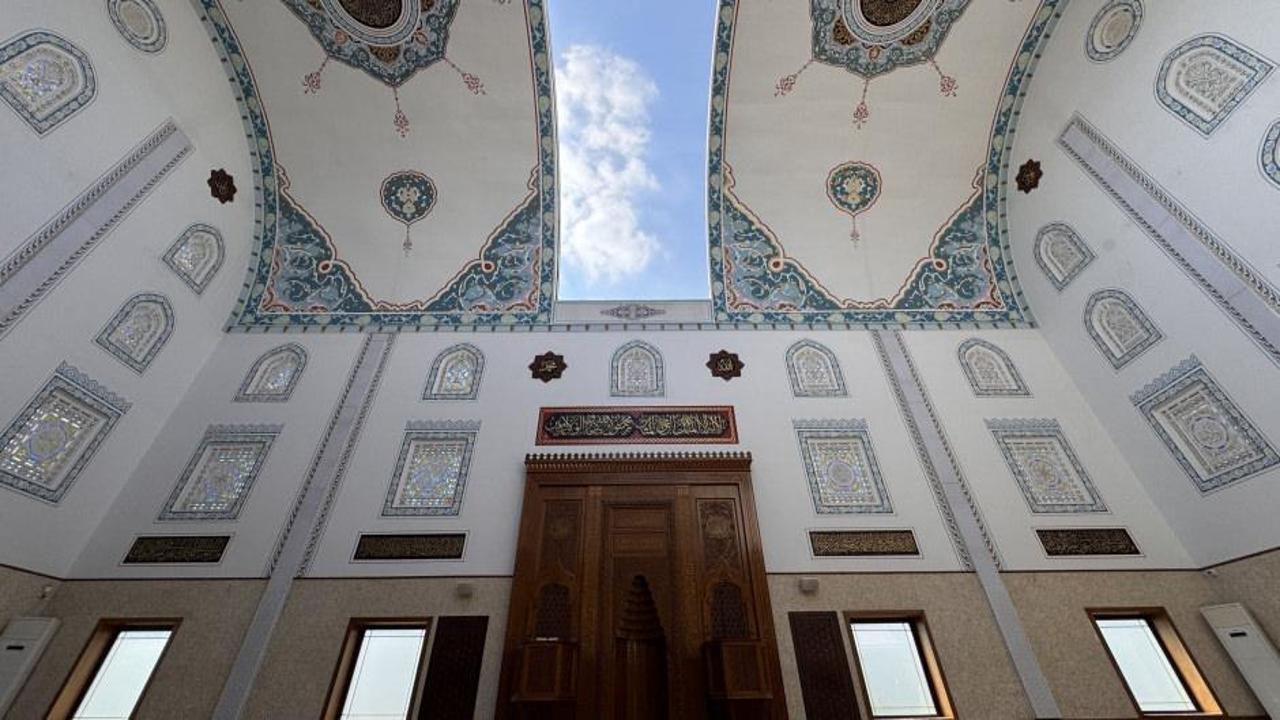 Bursa'da kubbesi açılıp kapanan cami görenleri hayran bırakıyor