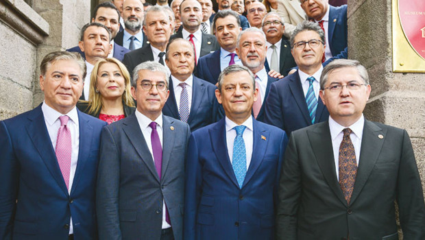 Özgür Özel ve 90 milletvekili CHP'den ayrıldı: Yeni Parti ana muhalefet koltuğuna oturdu