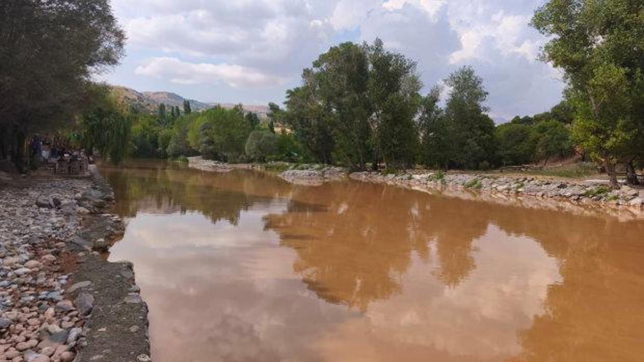 Tunceli'de yaz sıcağında çay keyfi çamurla yarıda kaldı