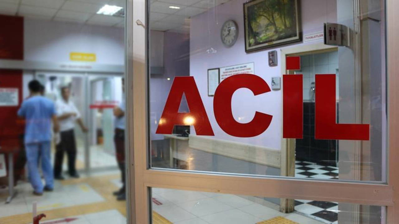Mersin'de ambulans ile otomobil çarpıştı: Sağlık çalışanları kaza sonrası yaralılara yardım etti