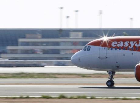 EasyJet uçağında 10 yolcu birbirine girdi: Uçak kalkıştan 30 dakika sonra geri döndü