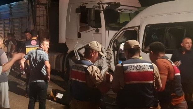 Hatay'ın Erzin ilçesinde feci kaza: Servis minibüsü tırla çarpıştı, 1 can kaydı
