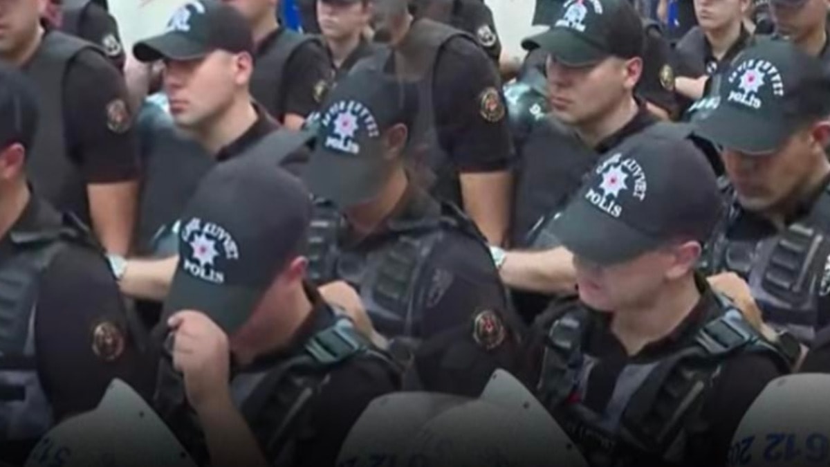 Gazilerin eyleminde duygusal anlar: Bir polis memuru gözyaşlarına hakim olamadı