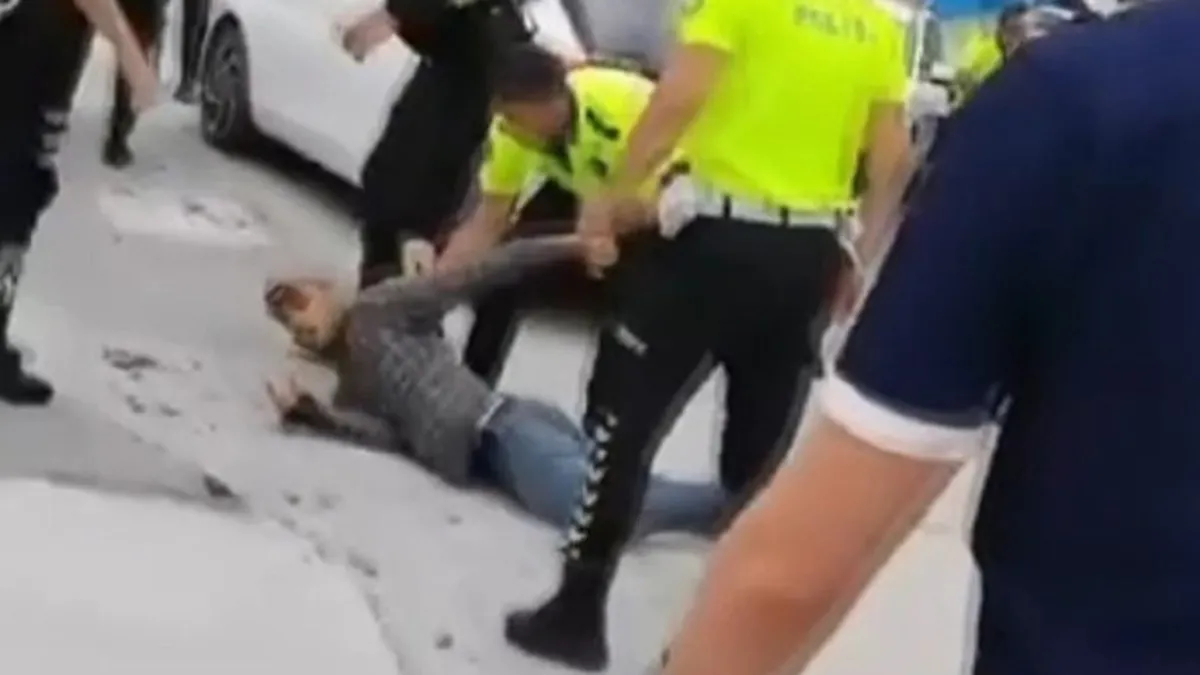 Fatih'te polise bıçaklı saldırı girişimi: Saldırgan kaçarken vurularak etkisiz hale getirildi