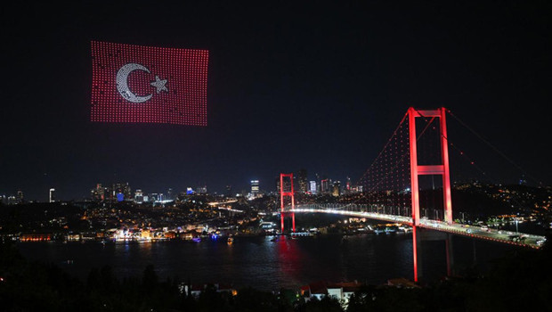 15 Temmuz'un 10. yılında şehitler köprüsünde dronlarla görsel şölen