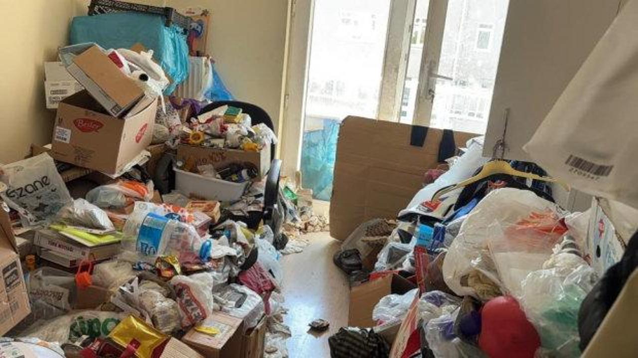 Emekli profesörün iki dairesinden 4-5 yıllık çöp birikimi çıktı: 'Rahatsız etmeyin' yazıları dikkat çekti