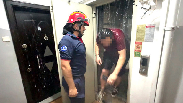 Avcılar'da kentsel dönüşüm faciası: Su saatini sökmek isterken asansörde mahsur kaldı