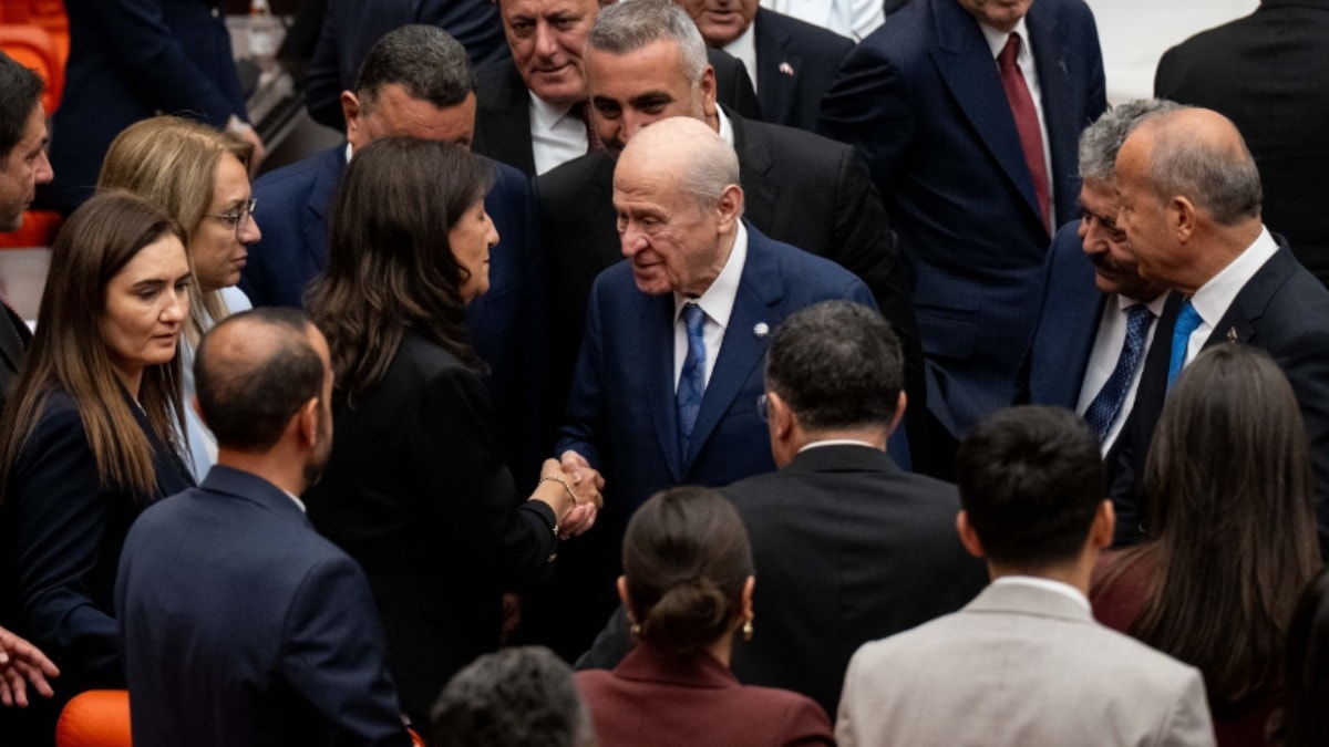 Devlet Bahçeli, oylama sonrası zılgıtlarla protesto edildi