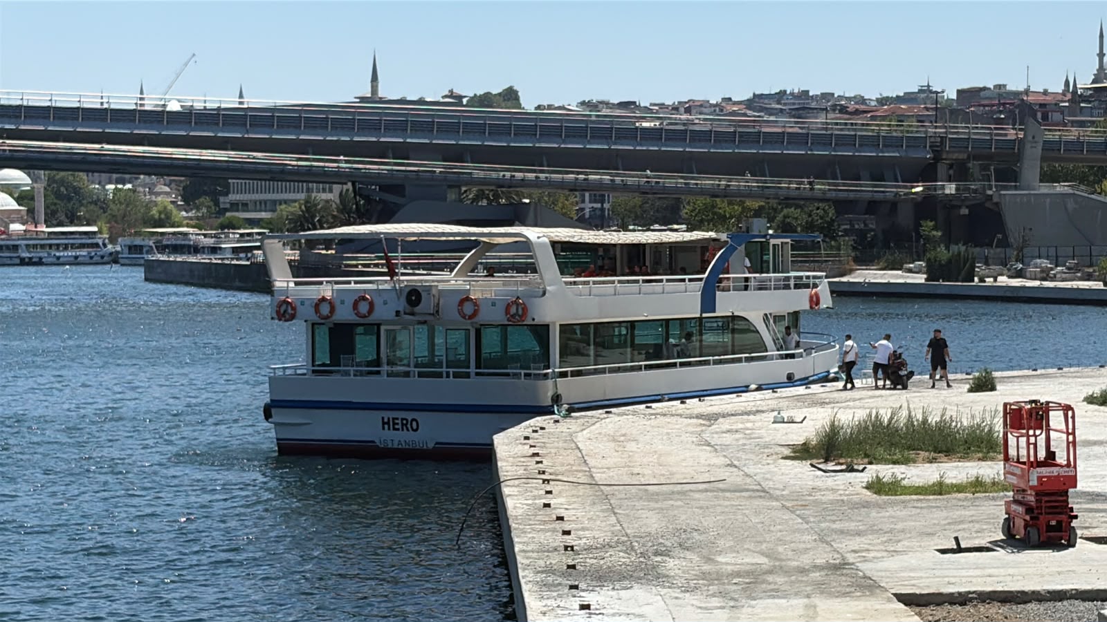 Haliç'te tur teknesi köprü ayağına çarptı: Bir gemi personeli Haliç'e düştü, arama çalışmaları sürüyor