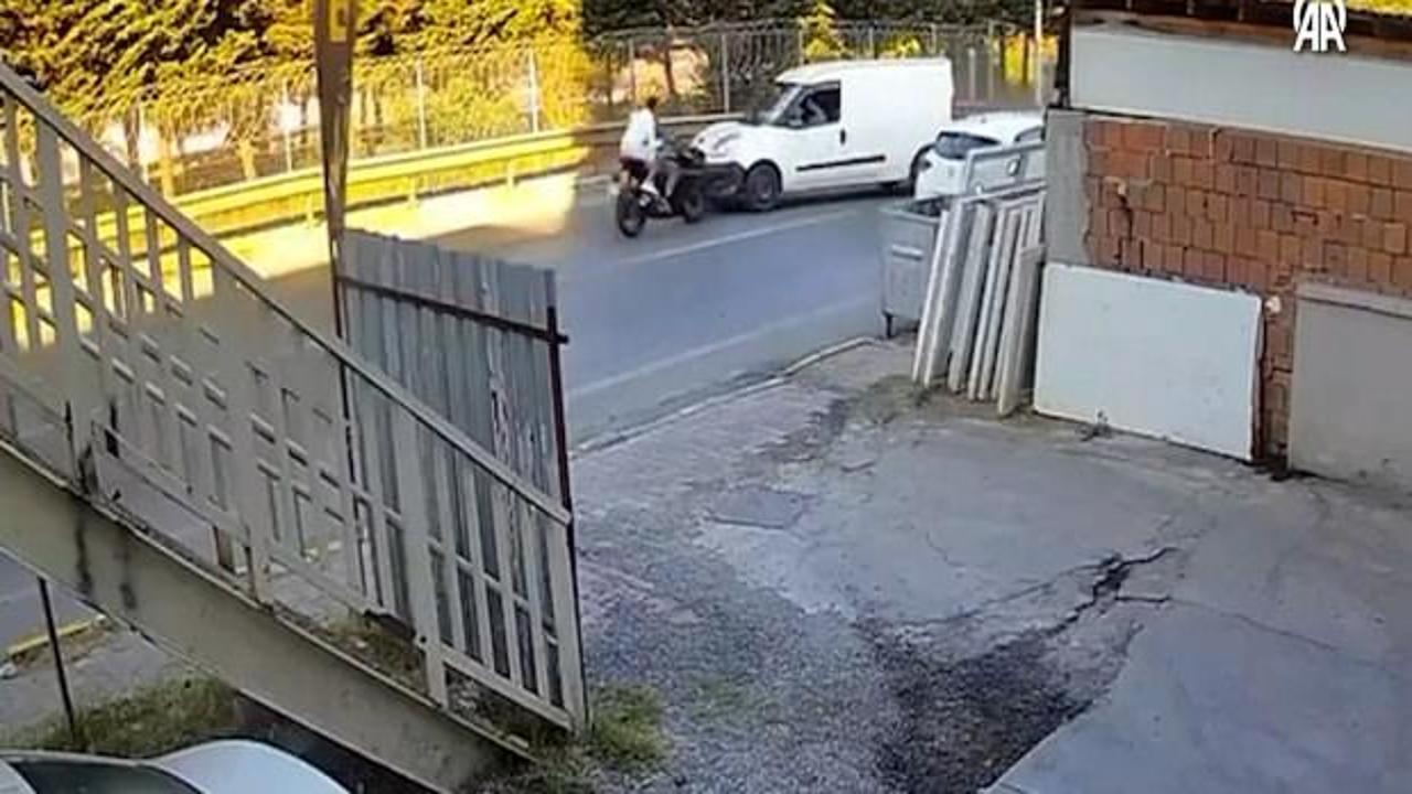 Sultanbeyli'de motosiklet ile hafif ticari araç çarpıştı: 2 kişi yaralandı