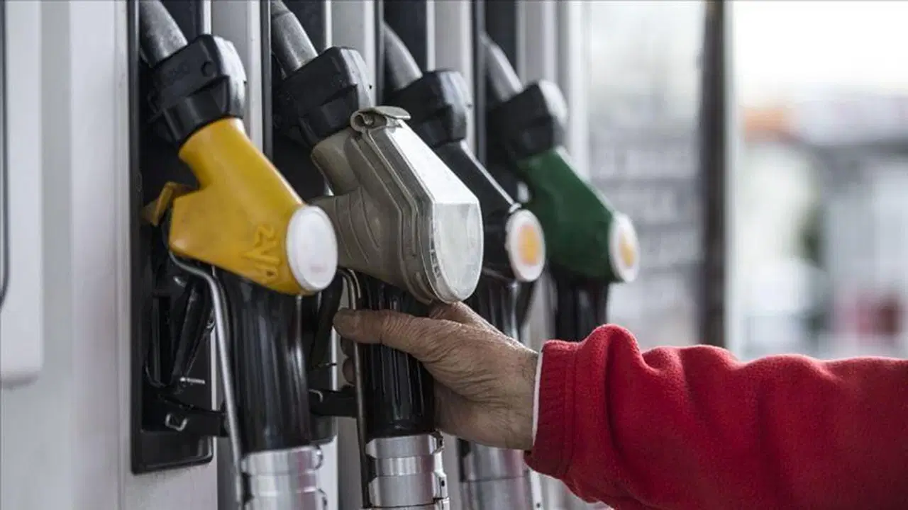 Akaryakıt fiyatlarında 'üç haneli' alarm: Benzin ve motorin 100 TL sınırına dayanıyor