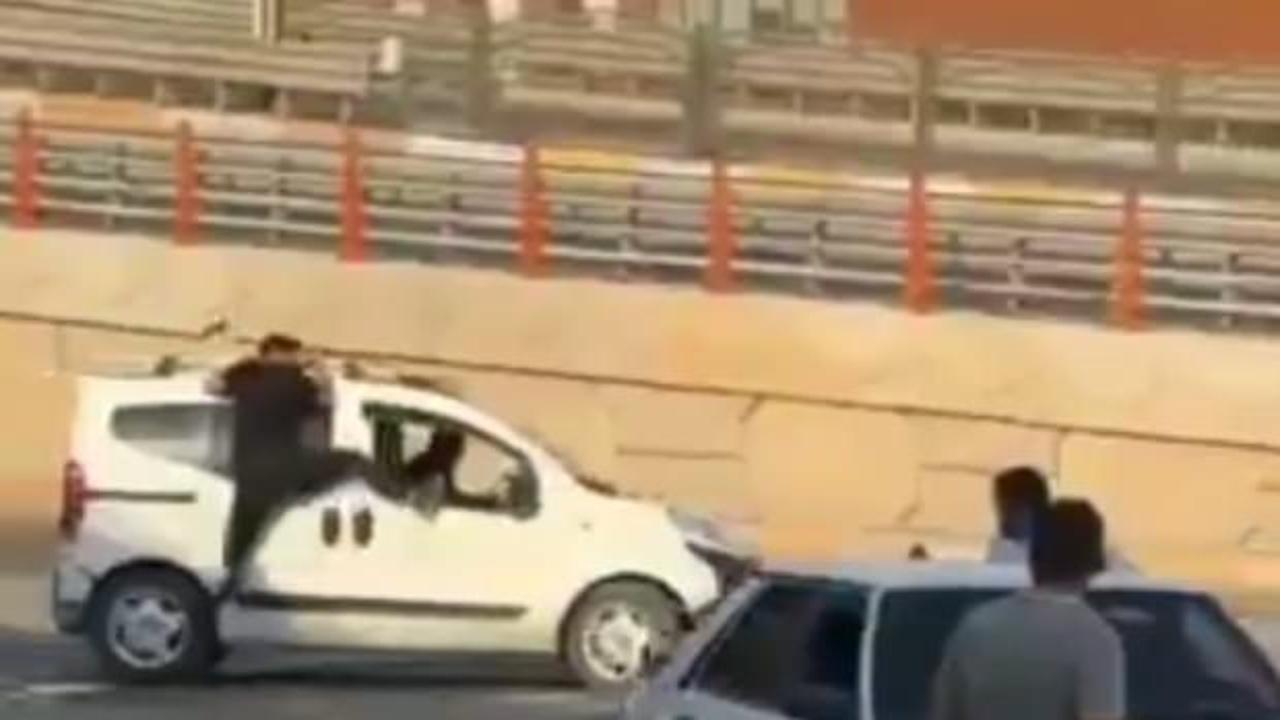 Şanlıurfa'da dehşet anları: Hareket halindeki araca tutunup kardeşiyle kavga etti