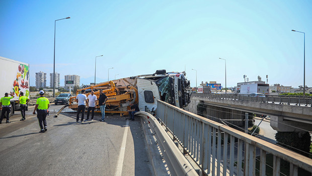 Antalya'da beton pompası kamyonu üst geçitte asılı kaldı: Tramvay seferleri durdu