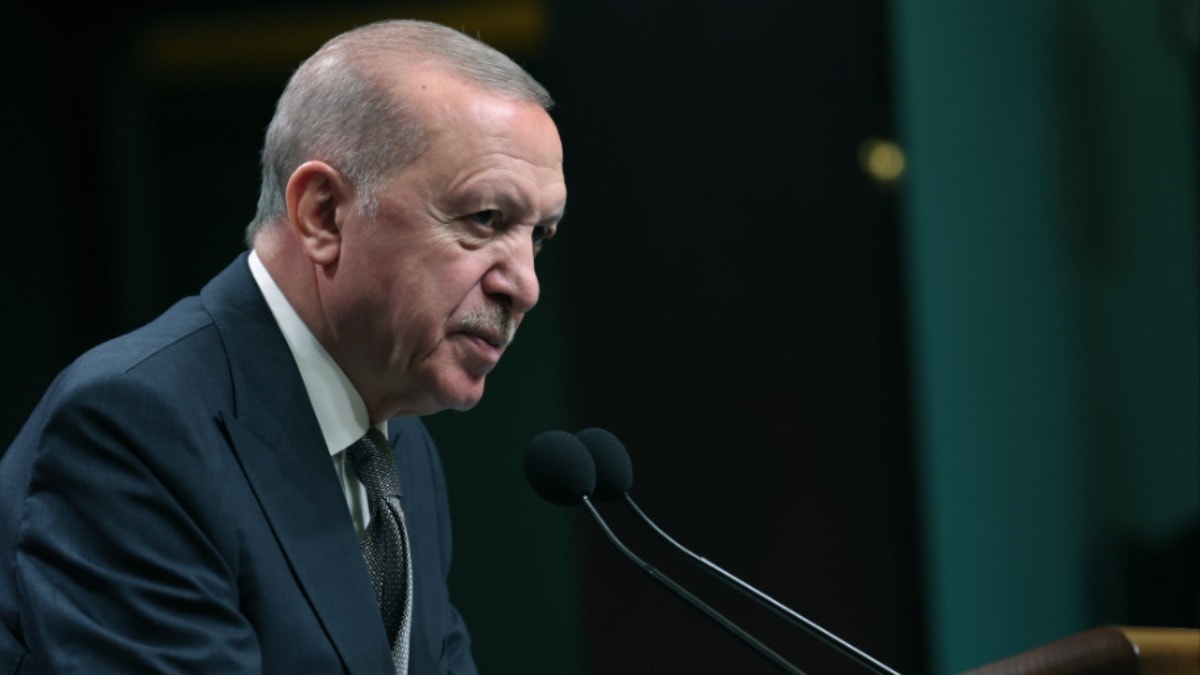CHP'den istifa eden tartışmalı isim AKP'ye geçiş için Cumhurbaşkanı Erdoğan'ın onayını bekliyor