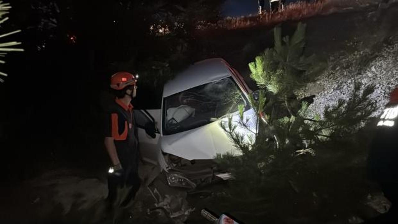 Kütahya'da feci kaza: Otomobil ve motosiklet şarampole devrildi, 5 kişi yaralandı