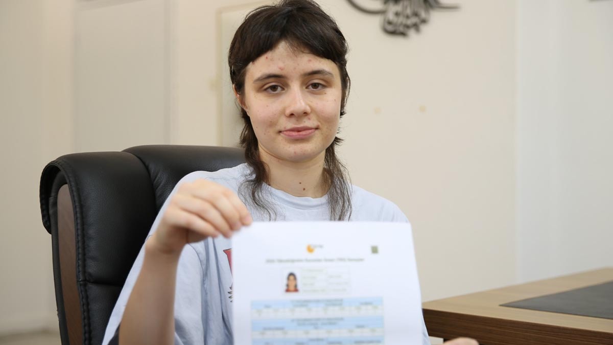 Açık lise öğrencisinden YKS'de büyük başarı: İnternetten öğrendiği Fransızcayla Türkiye birincisi oldu