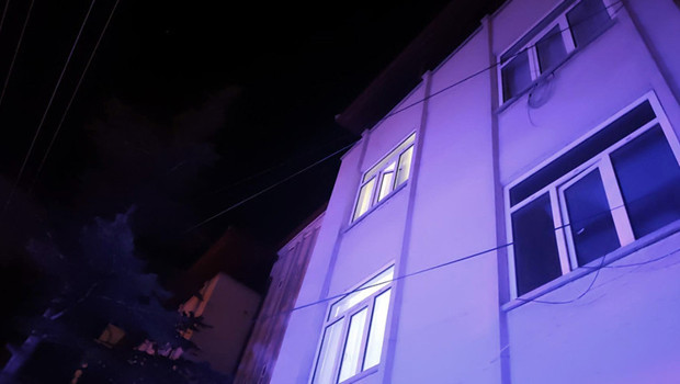 Aksaray'da kapıyı açmayan eşinin evine çatıdan girmeye çalıştı: 3'üncü kattan düşerek ağır yaralandı
