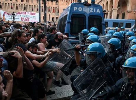 İtalya'da gözaltında ölen Faslı'nın ardından Bologna savaş alanına döndü