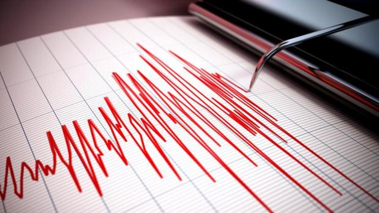 İzmir'de gece yarısı 3,8 büyüklüğünde deprem
