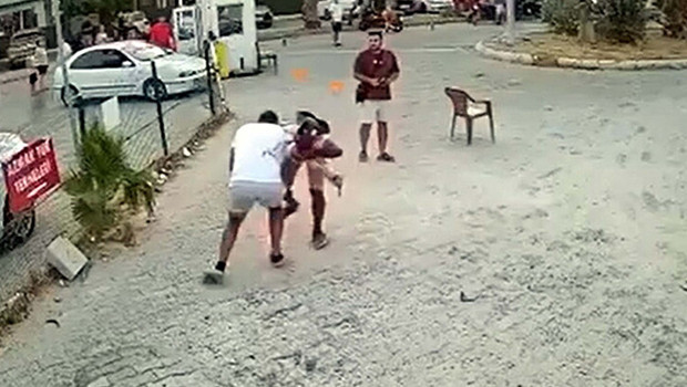 Muğla'da sokak ortasında kanlı kavga: Tartıştığı kişiyi bıçaklayan şahsın durumu ağır