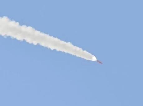 Yemen'de kanlı saldırı: Husiler askeri kampları vurdu, 30'dan fazla kişi hayatını kaybetti