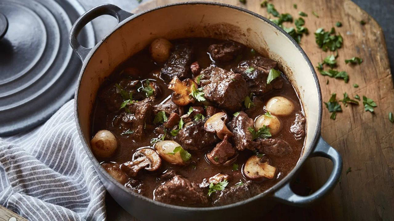 Fransız mutfağının taçlanmış klasiği: Boeuf Bourguignon'un büyüleyici hikâyesi
