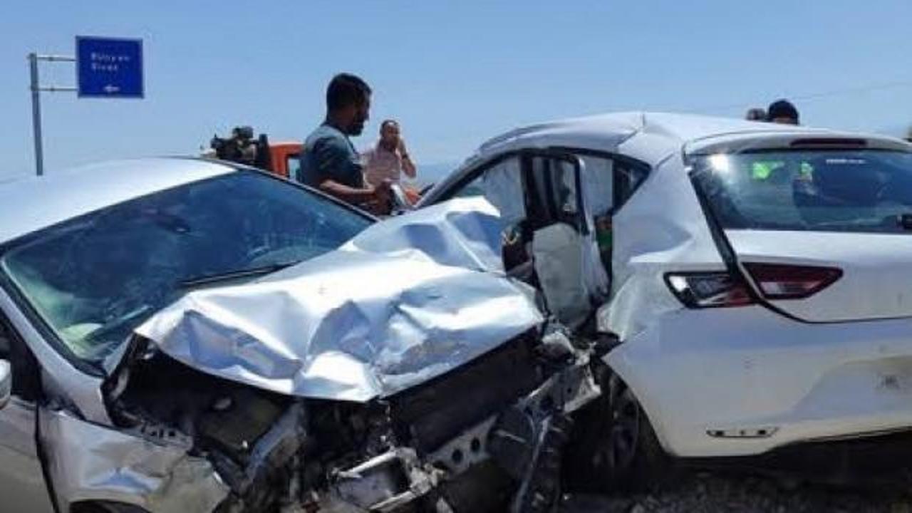 Kayseri'de iki otomobilin kafa kafaya çarpıştığı kazada 2 kişi hayatını kaybetti