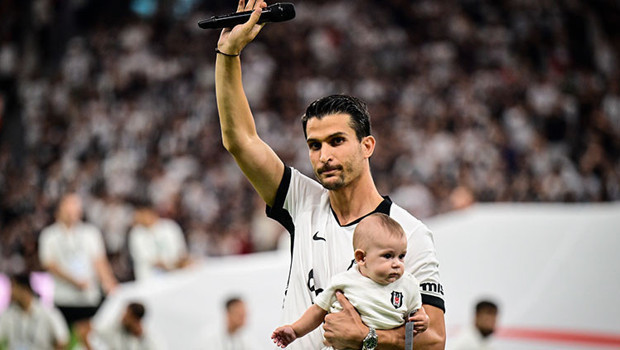 Necip Uysal, 17 yıllık Beşiktaş kariyerine duygu dolu bir veda ile nokta koydu