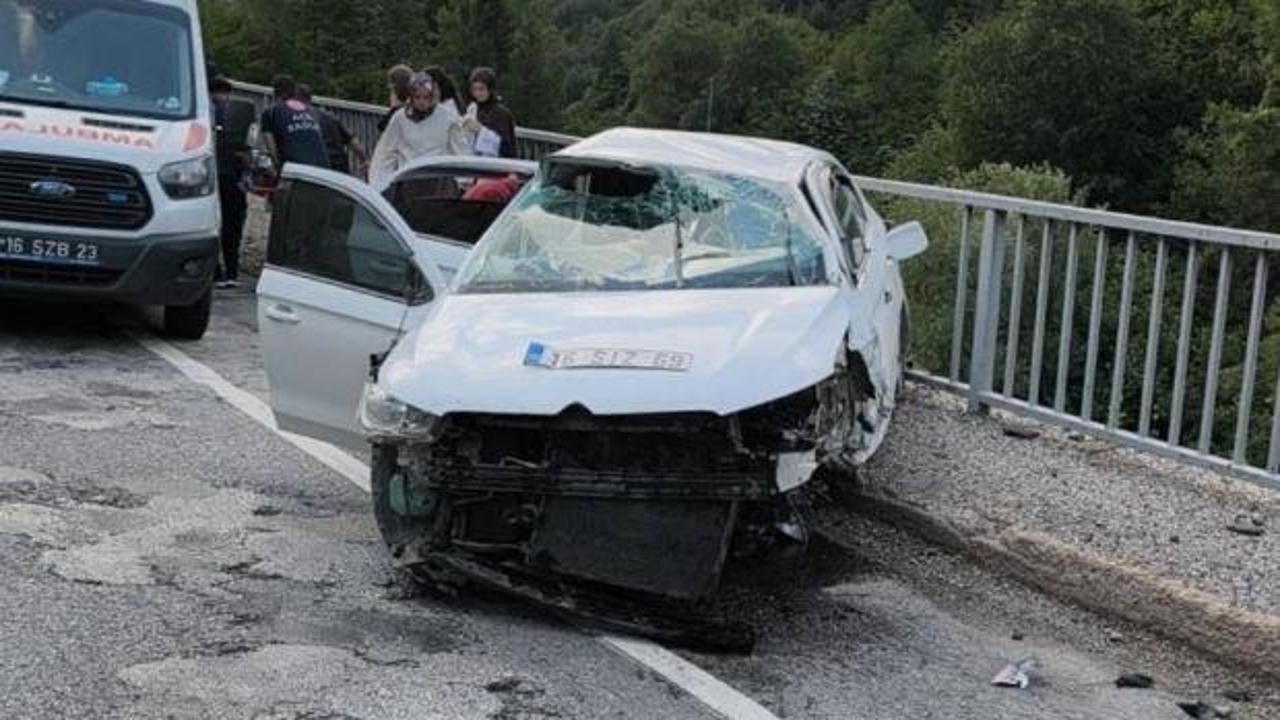 Bursa'da köprüde feci kaza: Otomobil bariyerlere çarptı, 5 kişi yaralandı