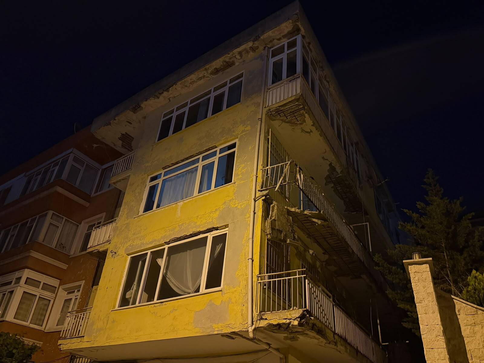Üsküdar'da Balkon Faciası: 4 Katlı Bina Mühürlendi, Hamile Kadın ve Aile Sokakta Kaldı