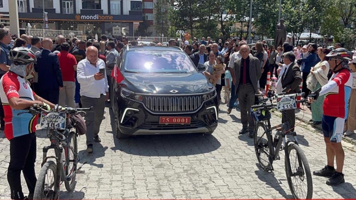 Taytıyla gündeme gelen valiye CHP'den şikâyet: Bisikletli grup uğurladı