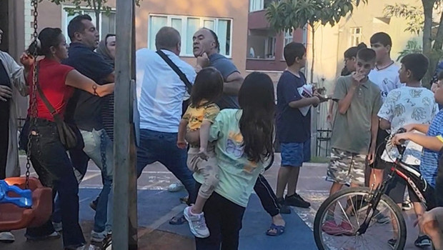 Kağıthane'de çocuk parkında iki aile birbirine girdi: Tartışma yumruk ve tekmelere döndü