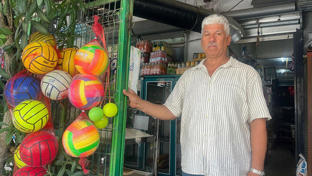 Bornova'nın nostalji bakkalı: 35 yıldır çocukluk anılarını raflarında yaşatıyor