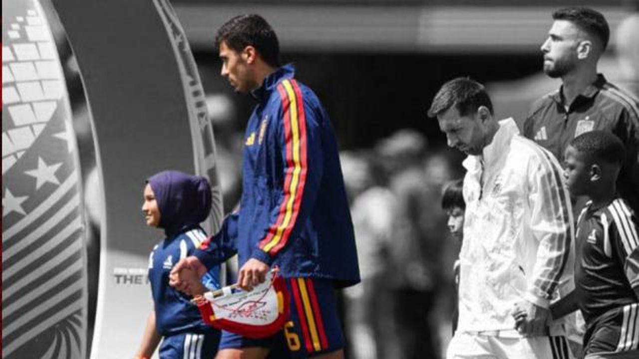 Dünya Kupası finalinde unutulmaz an: İspanya kaptanı Rodri, sahaya başörtülü kız çocuğuyla çıktı