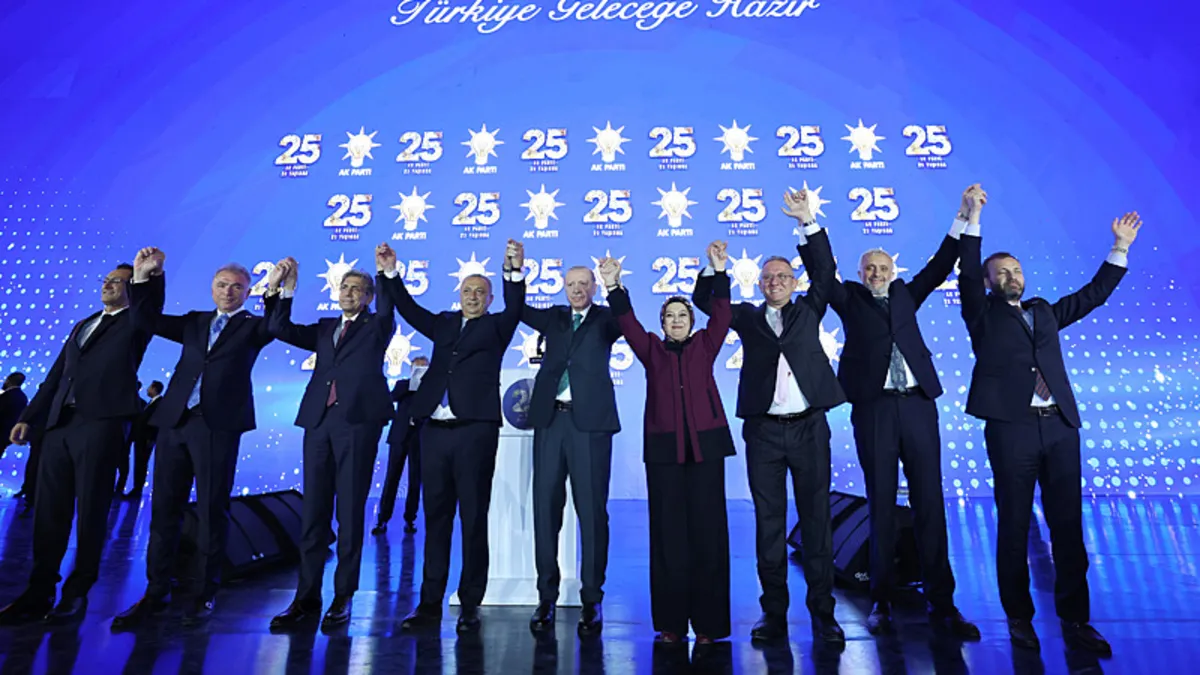 AK Parti'nin 25. Yılında 3 Milletvekili Daha Rozetlerini Erdoğan'ın Elinden Taktı