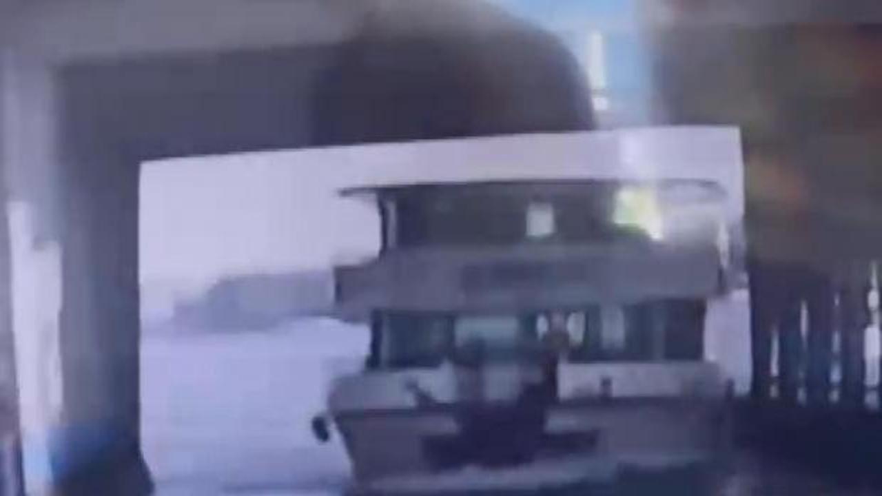 Haliç'te tur teknesi faciası: Köprüye çarpan teknedeki personel hayatını kaybetti