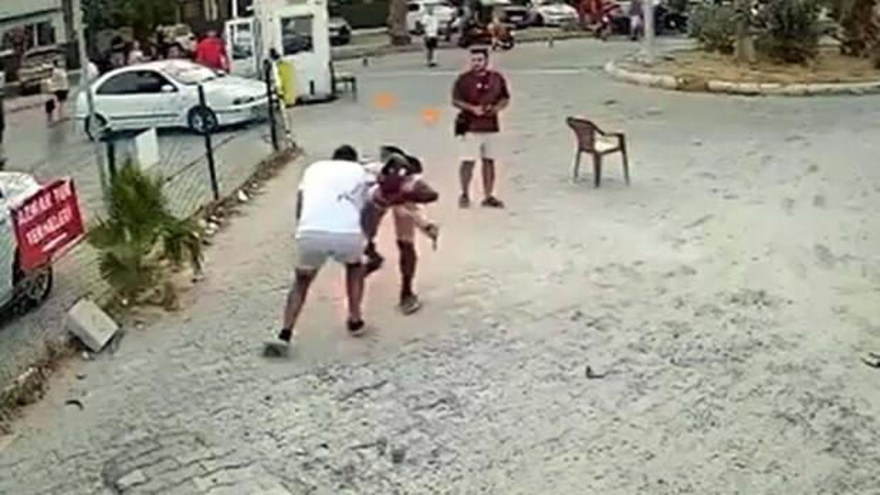 Muğla'da sokak ortasında kanlı bıçaklı kavga: Bir kişinin durumu ağır