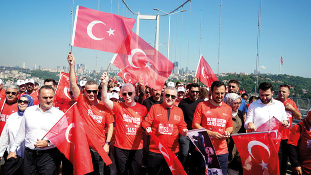 15 Temmuz'un 10'uncu yılında köprülerde zafer yürüyüşleri düzenlendi