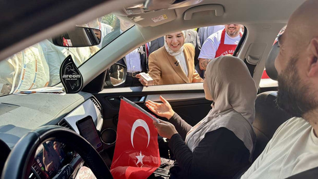 Bakan Göktaş Kapıkule'de gurbetçilerle buluştu: 'Sınır geçişi artık 38 dakika'