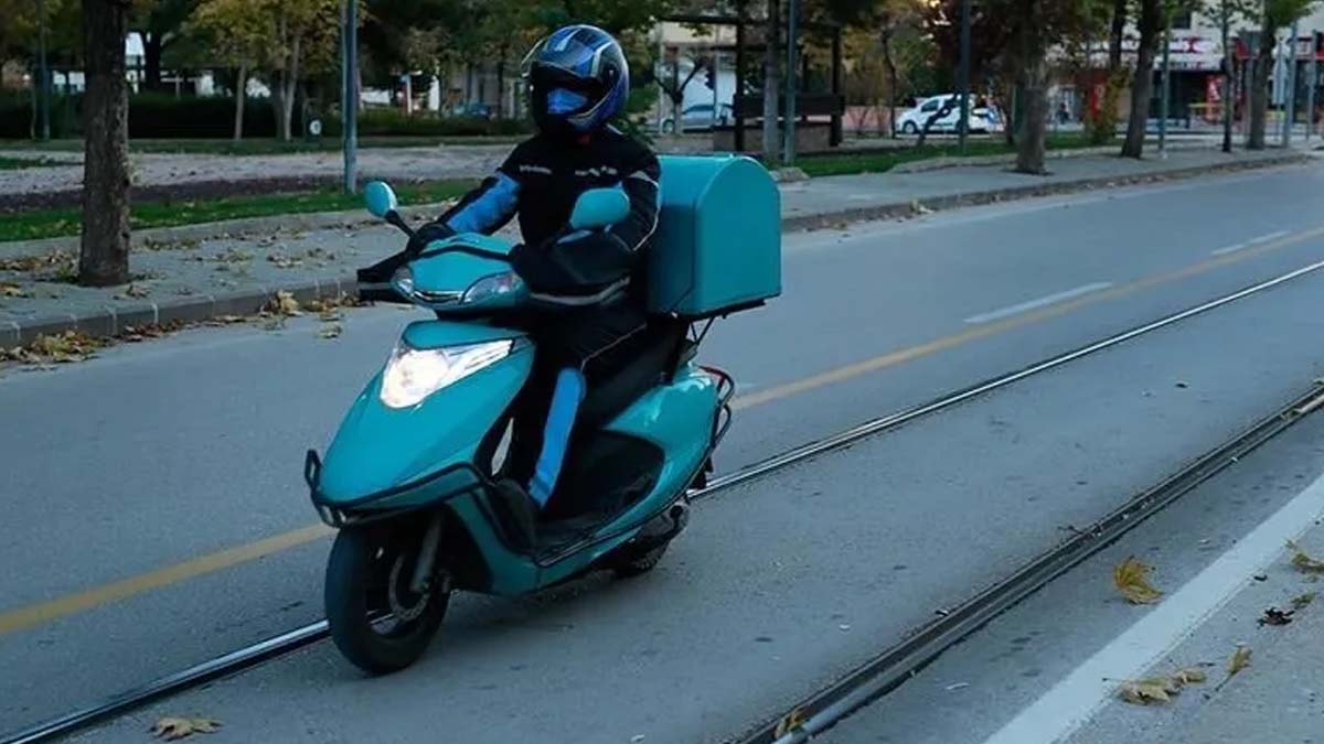 Motokurye, skuter ve motosiklet sürücülerine yeni trafik kısıtlaması getirildi