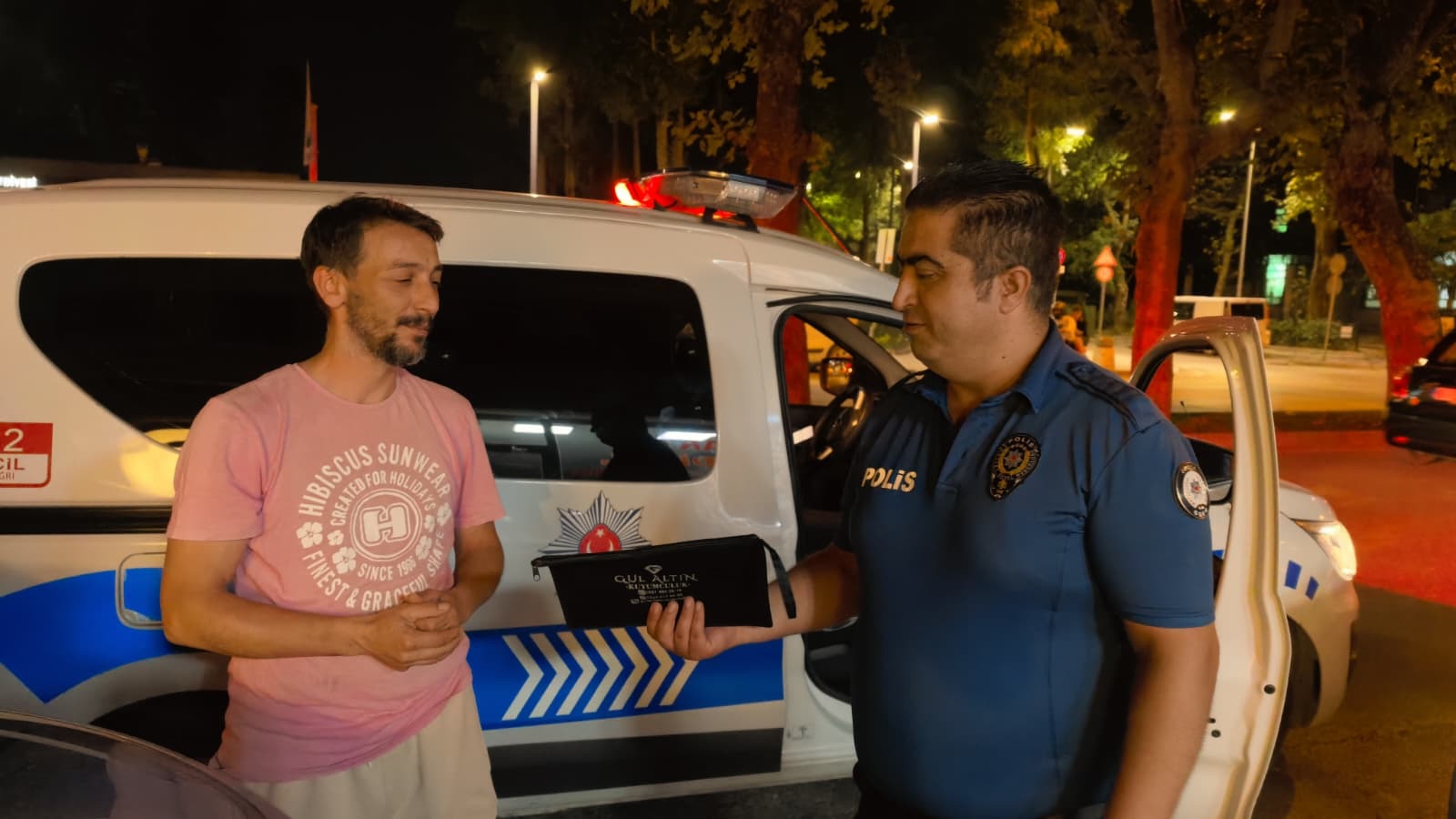 Bursa'da araç üzerinde 30 bin TL'lik çanta bulan esnaf, parayı polise teslim etti