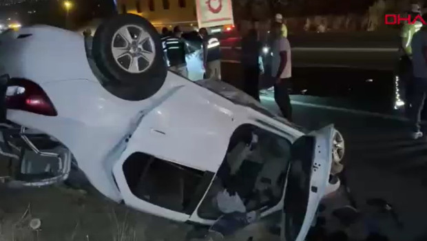 Şanlıurfa'da feci kaza: Kafa kafaya çarpışan otomobillerde 3 kişi hayatını kaybetti