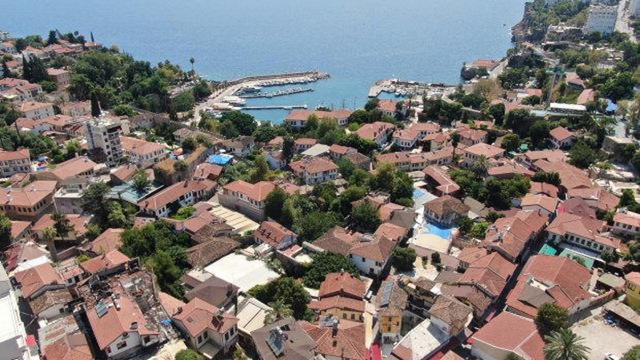 Antalya Kaleiçi'nin iki yüzü: Gündüz 500 kişi, gece 50 bin kişi!