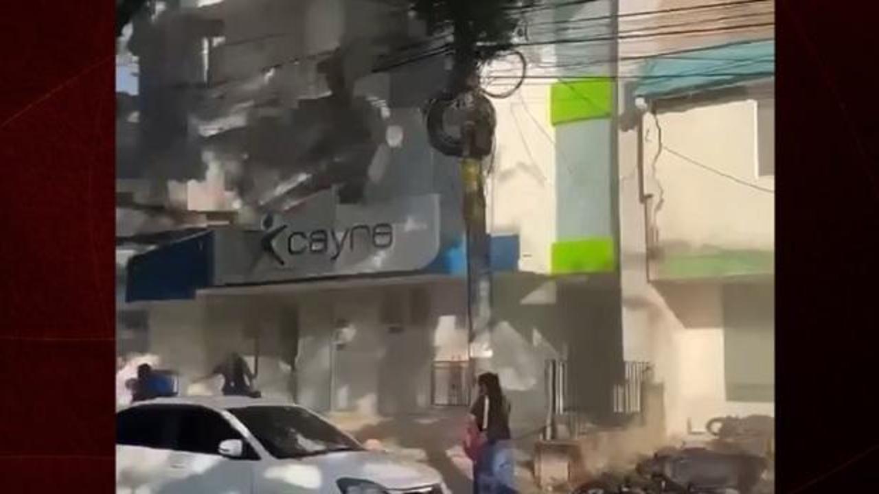 Korkunç anlar kamerada: Apartmanın dış cephesi yoldan geçenlerin üzerine çöktü