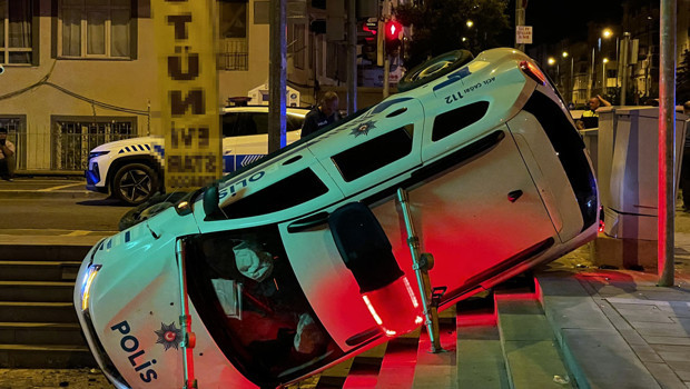 Kayseri'de polis aracı otomobille çarpıştı: Araç devrildi, 3 kişi yaralandı