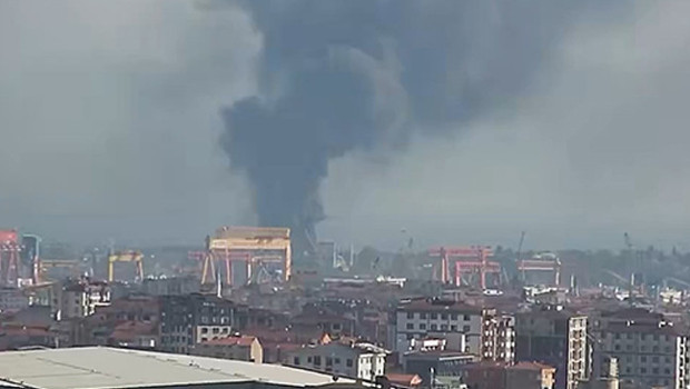Tuzla'da inşaat şantiyesinde korkutan yangın: İşçi konteynerleri alev alev yandı