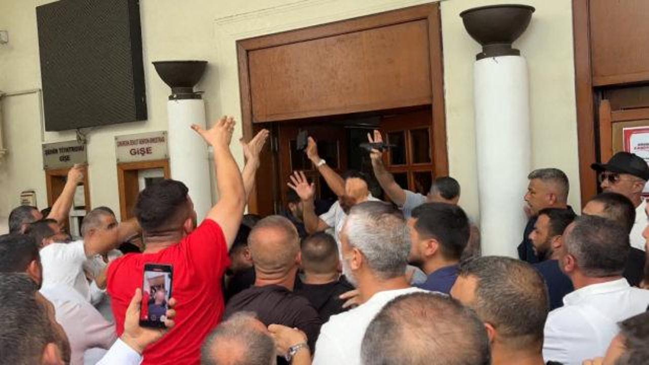 Adana'da servisçiler belediye binasını bastı: Polis biber gazıyla müdahale etti