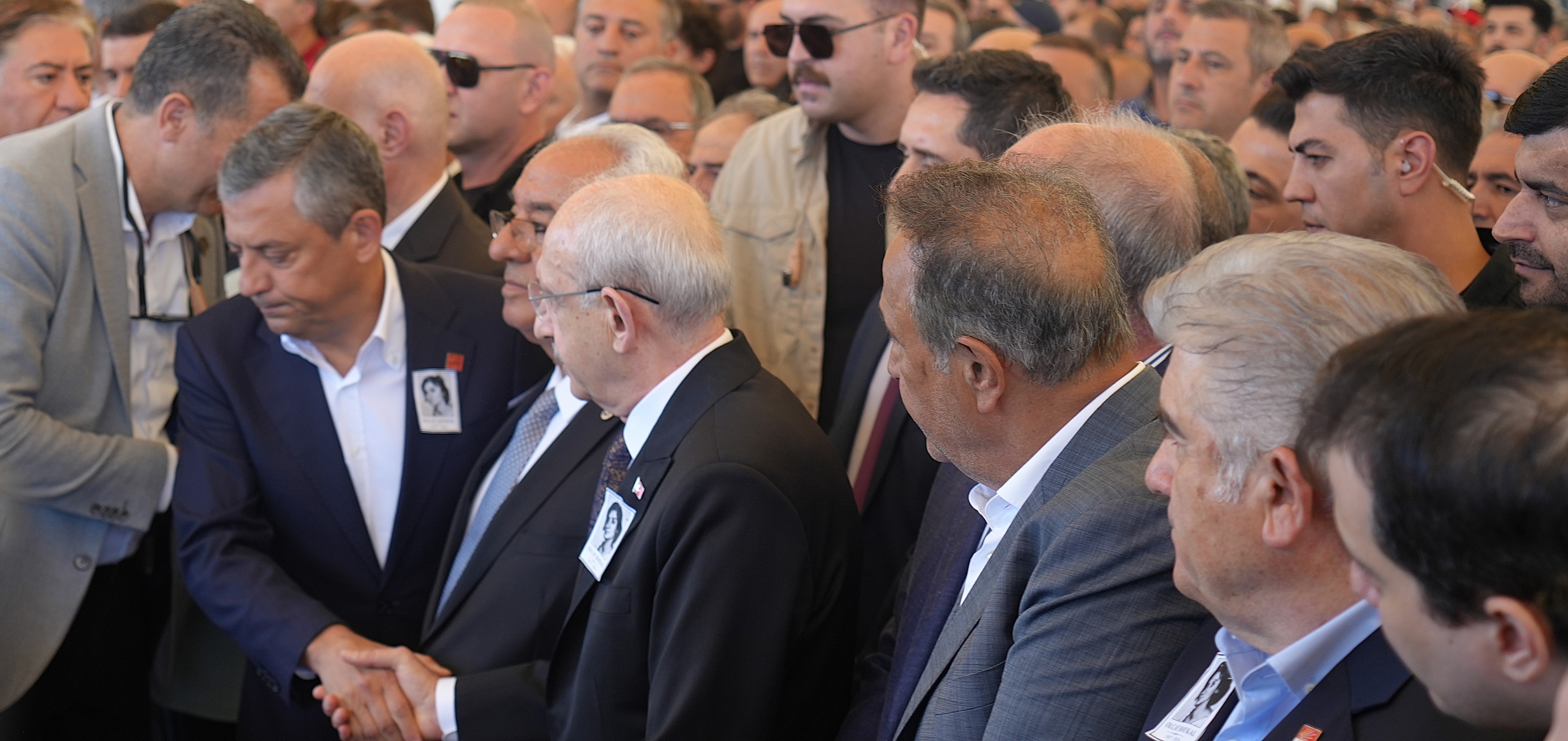 Olcay Baykal son yolculuğuna uğurlandı: Kılıçdaroğlu ve Özel'in tokalaşması dikkat çekti